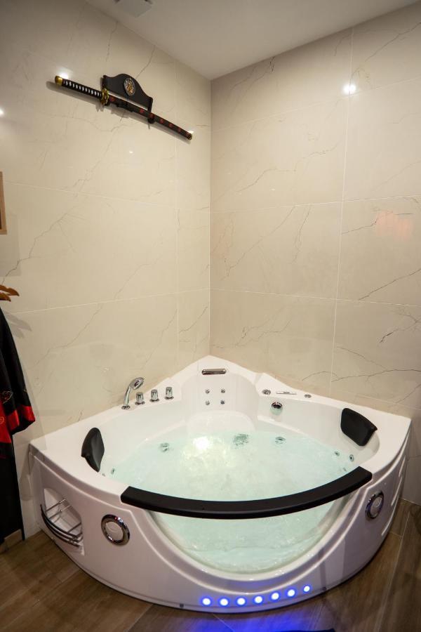 Apartament Capsule Japon - Jacuzzi - Netflix & Ecran Cinema - Xbox Trith-Saint-Leger Zewnętrze zdjęcie